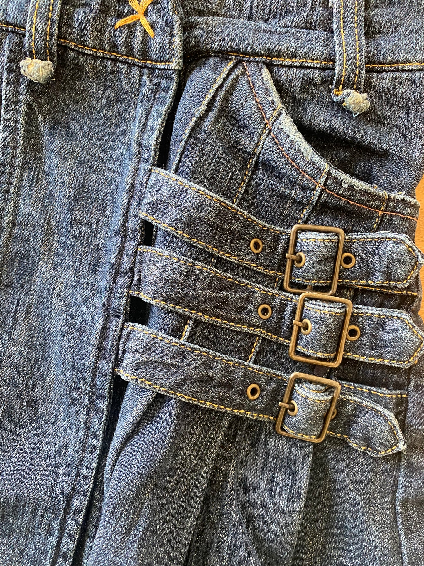 Tommy Hilfiger pleated skirt with buckles