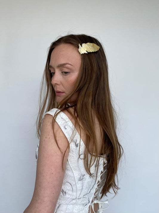 Elegant peacock pearly clip